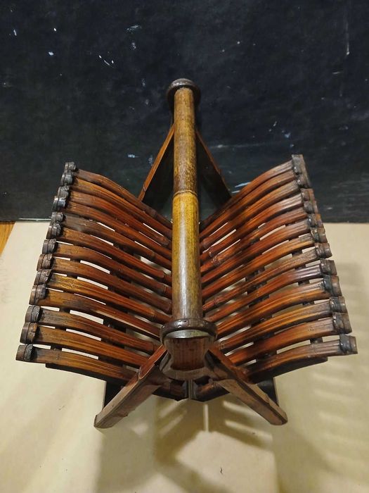 Винтидж стойка,етажерка от бамбук за вестници и списания.