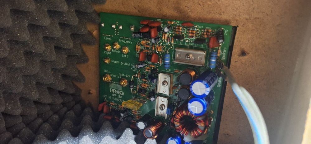 250 lei Incinta subwoofer cu amplificare Emphaser