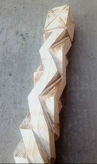 Stâlpi tradiționali sculptați manual