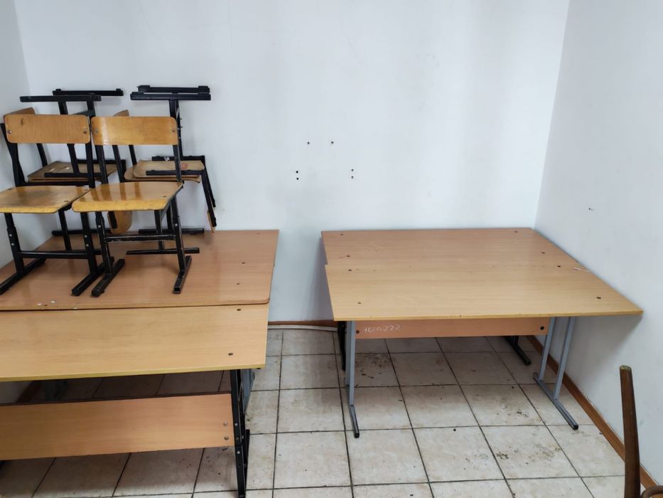 5 столов-парт и 6 стульев