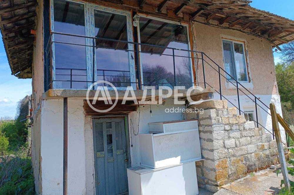 Къща на два етажа в с. Топчии