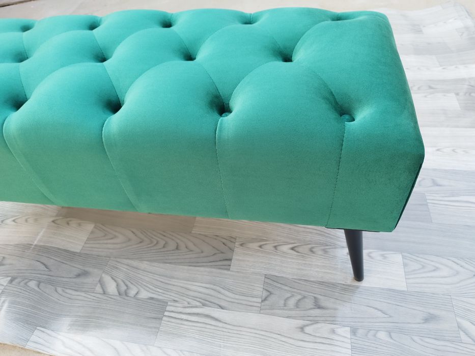 Vând băncuță tapițată Chesterfield din catifea verde