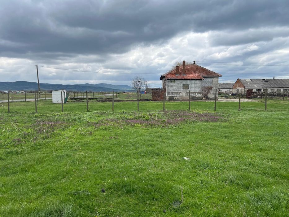 Vand teren cu cladire in comuna Siria