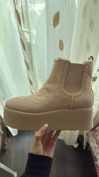 Бежови боти Guess