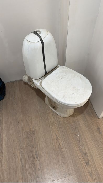 Продам унитаз с бачком, б/у. Самовывоз.