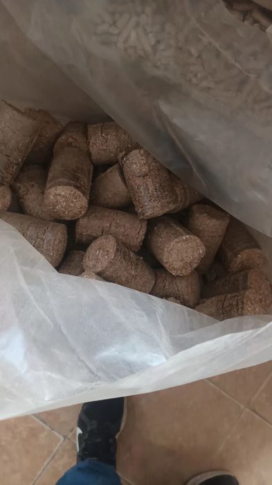 Vând peleți și brichete din rumeguș