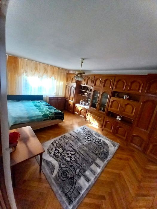 Închiriez apartament cu 4 camere