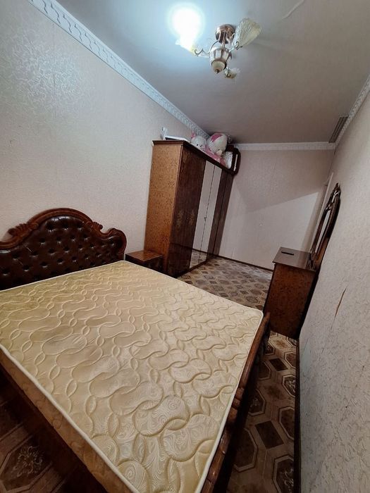 dona yon tum
Katta oynali shkaf
Grimer stol (oyna bilan)

Holati yax