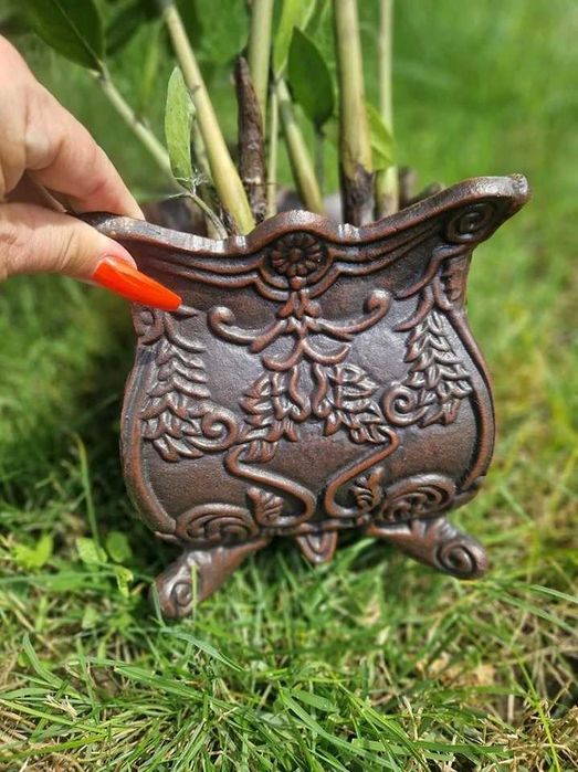 Jardiniera din fonta