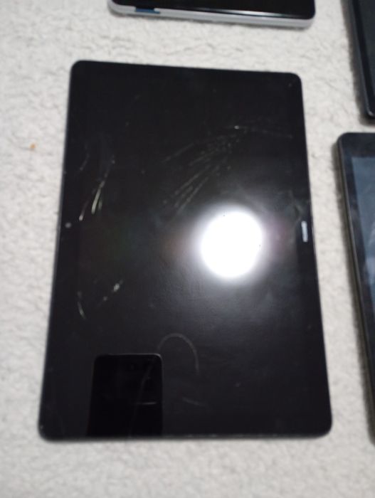Vând 3  Tablete 1 telefon 1 notebook pentru piese