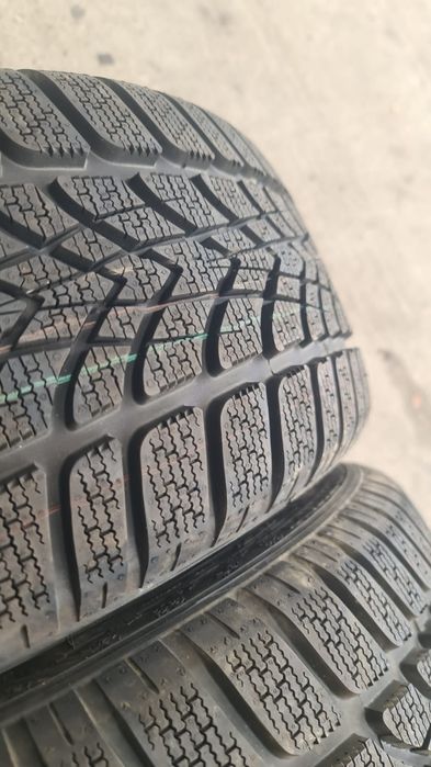 235 45 17 Dunlop noi 2 anvelope iarna