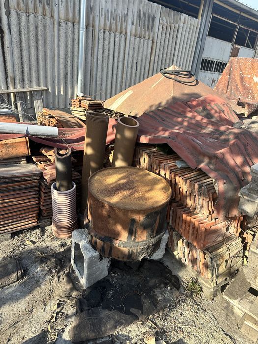 Дървени  талпи 4 метра дължина .Керемиди цена за брой 0.40 ст