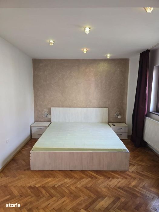 De vanzare Apartament 4 camere, zona Cetate Liceul Sportiv.