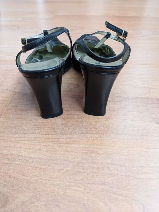 Продам женские туфли