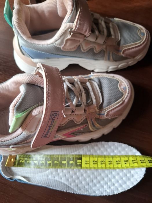 Кроссовки на девочку 5-6 лет