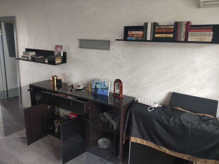 Комод в зал + полки для книжек