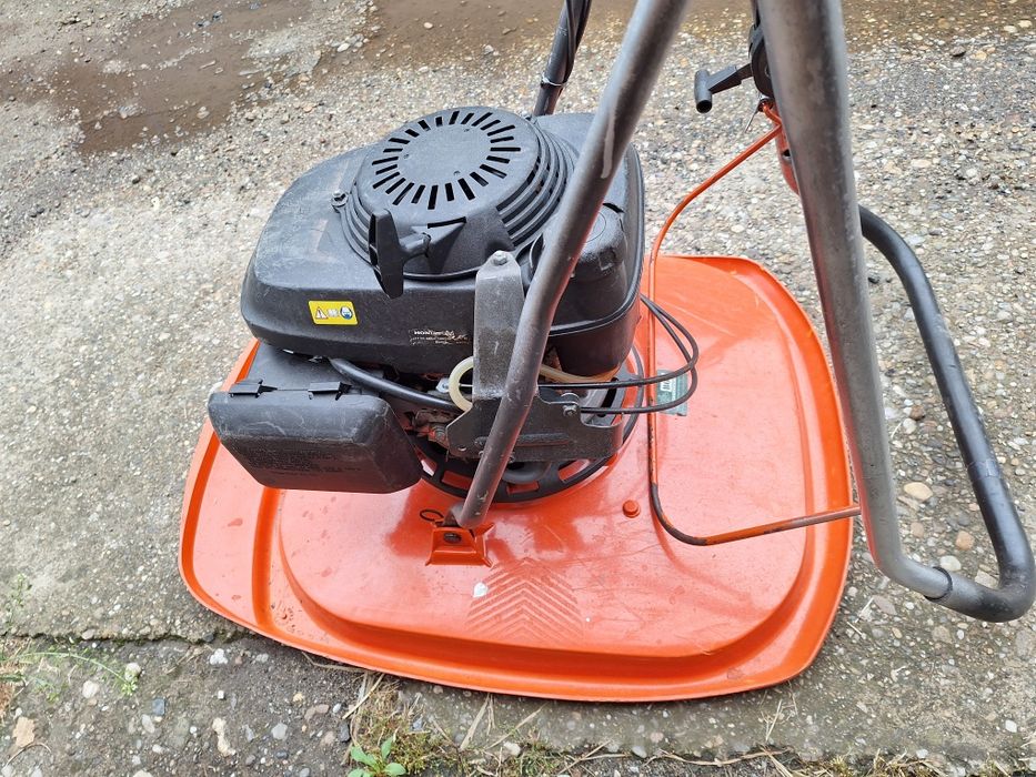 Vând mașină de tuns iarbă