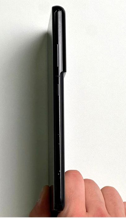 Samsung s21 ultra rangi qora iwlashi zor telga javob aybi umuman yoq .