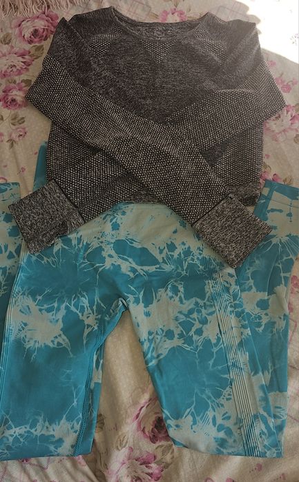 Bluză cu colanti perfecți pentru sală