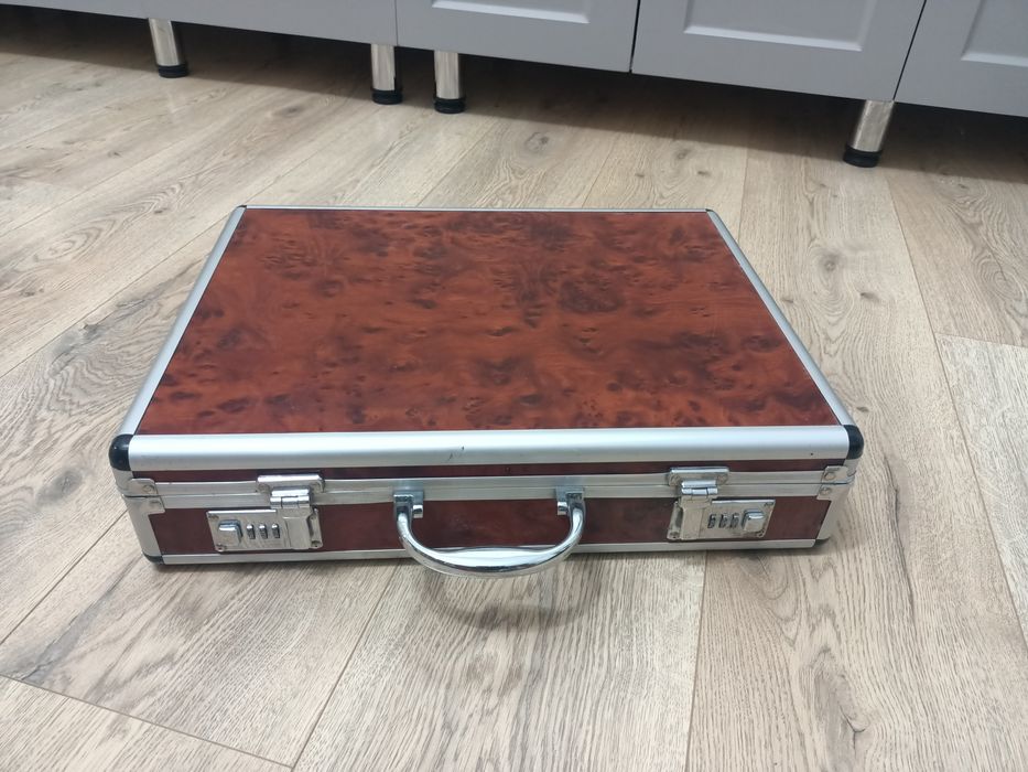 Продаю чемодан в отличном состоянии