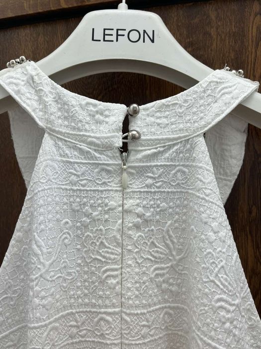 Бяла рокля с камъни