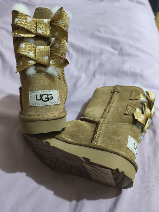 Vând Ghetuțe UGG  pentru fetițe, mărime Nr 25! Preț 300 lei Negociabil