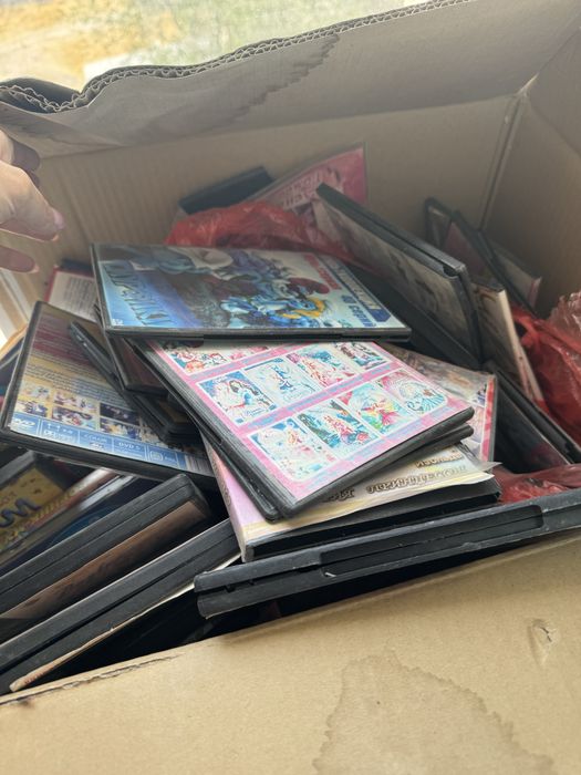 Коробки для DVD-дисков (в некоторых внутри диски)