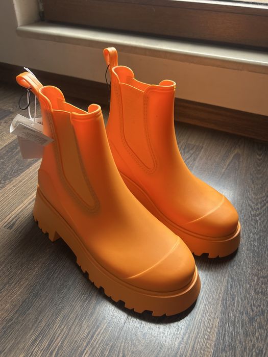 Чисто нови оранжеви ботуши от Reserved