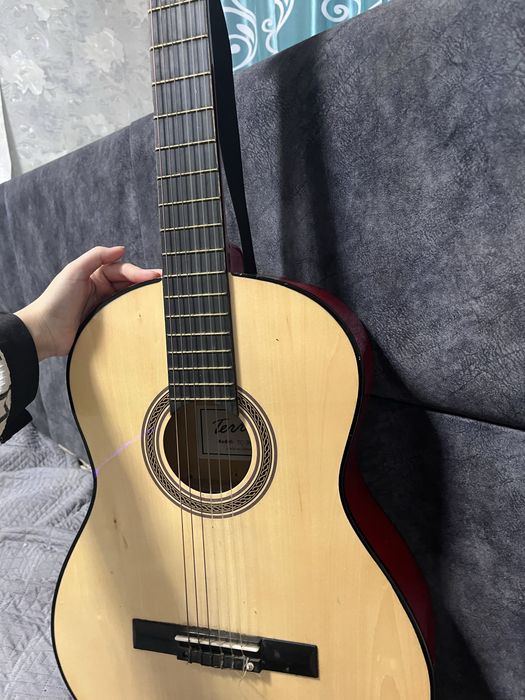 Акустическая гитара в хорошем состоянии.