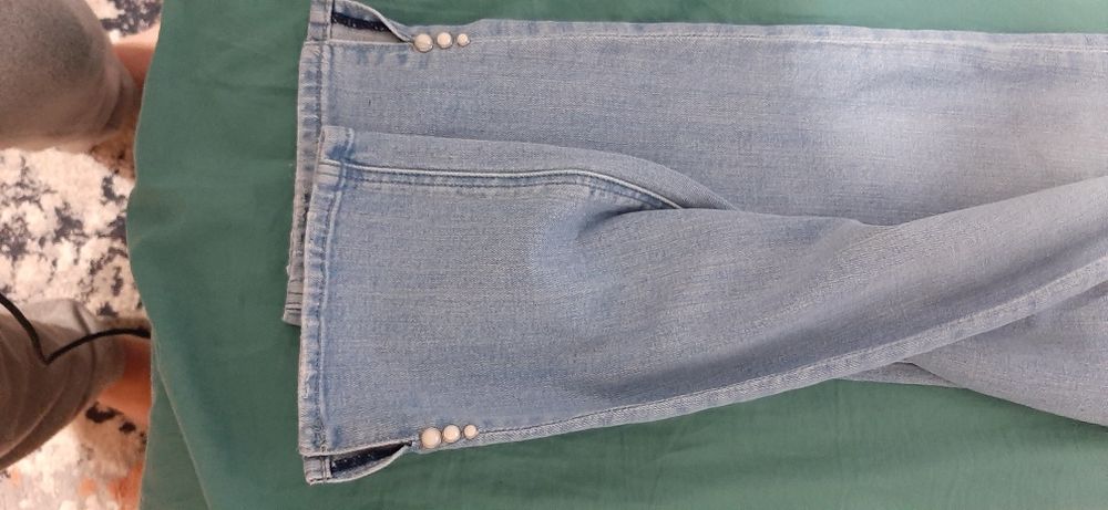 Продам женские джинсы