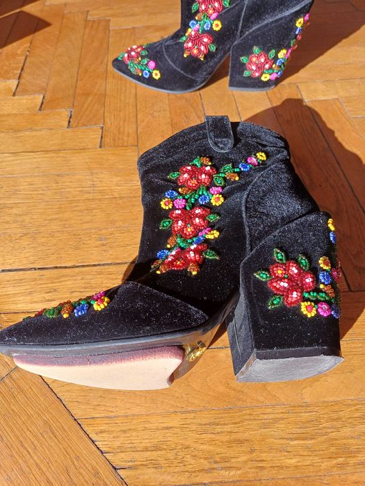 Ghete brodate din catifea - „Mineli Boutique Bucharest”