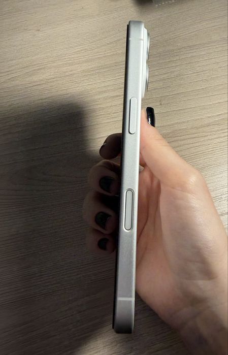 Продам айфон 17 белый