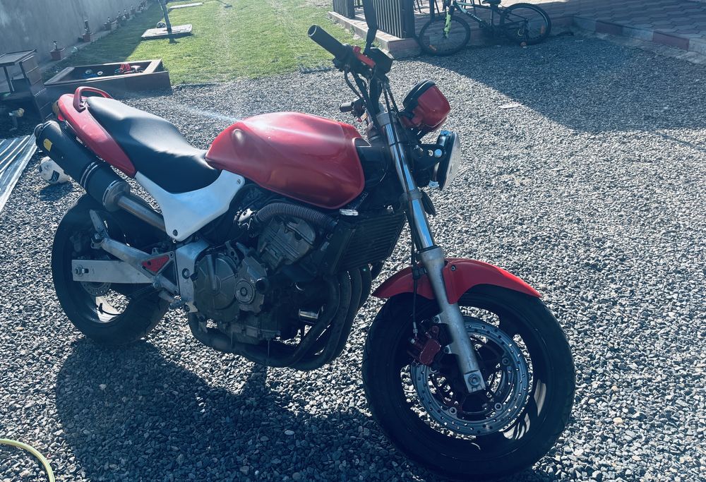 Vand honda  hornet in stare buna