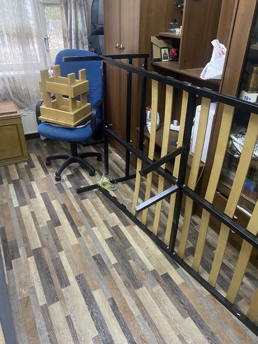 сломанная кровать