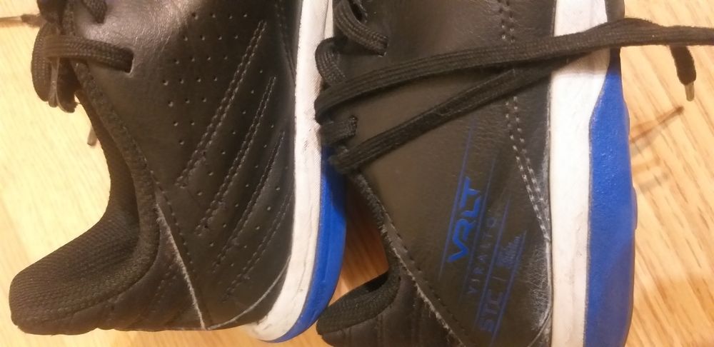 Adidasi ptr fotbal din piele