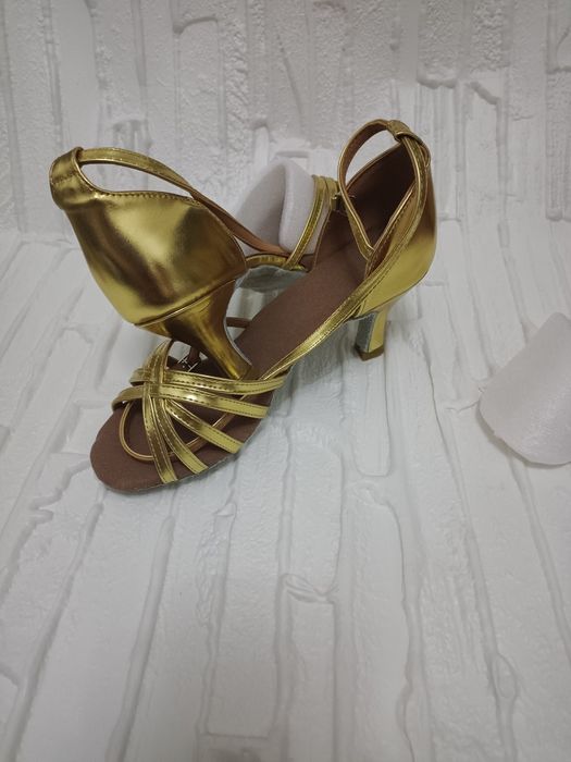 Продам спортивно бальные туфли