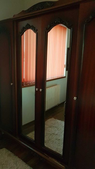 Продавам спален комплект, гардероб, спалня, скрин, тоалетка, две нощни шкафчета, табуретка и две огледала