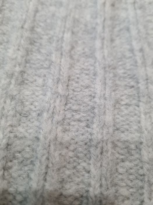 Къс вълнен пуловер