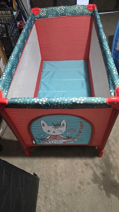 Продавам 2 броя сгъваеми детски кошарки с допълнителни матраци