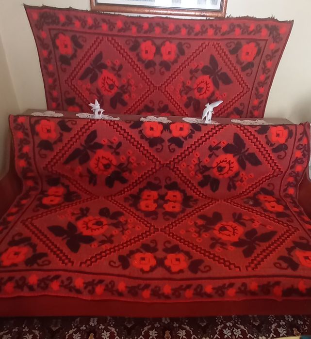 Vând ștergar borangic foarte vech si cuverturi de pat țesute manuali