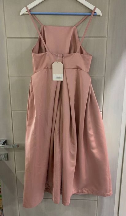 Розовое платье французской длины