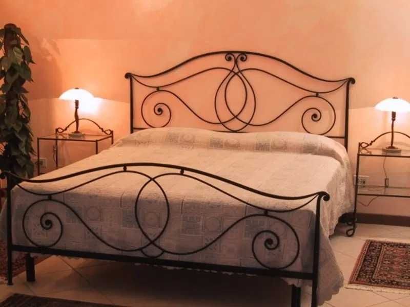 Кровать из металла.