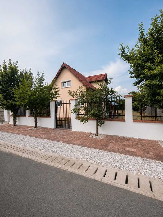 Casă individuală de închiriat – 5 camere, 2 băi cu geam, teren 630 mp – Dumbrăvița
