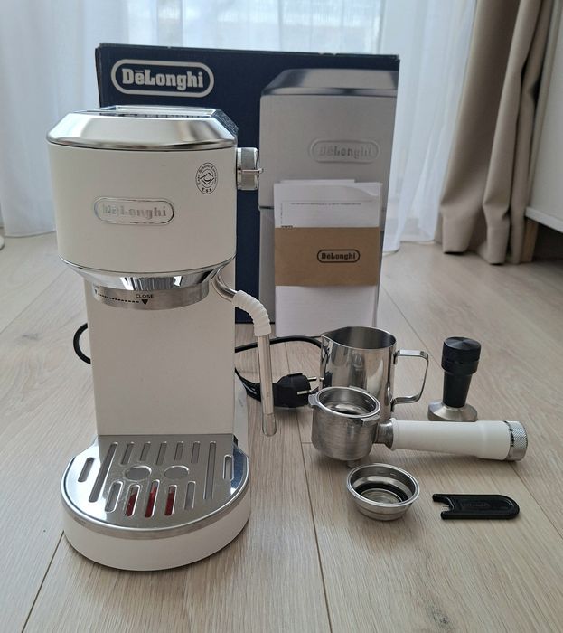 Кафемашина DELONGHI EC890.WI 1100.00 ml, 15.00 bar, БЯЛ В ГАРАНЦИЯ
