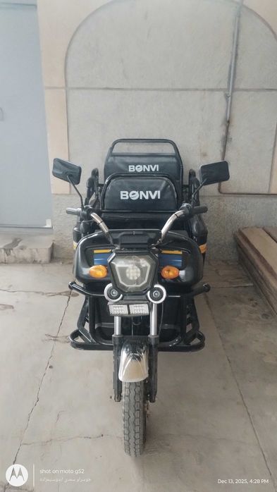 Uch oyoqliy Skuter sotiladi