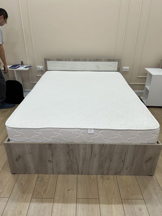 Кровать с матрасом