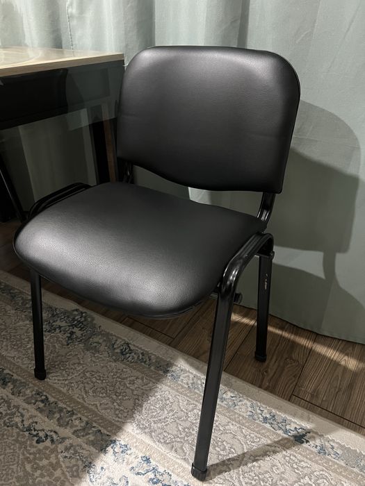 Продаются офисные стулья 4 штуки