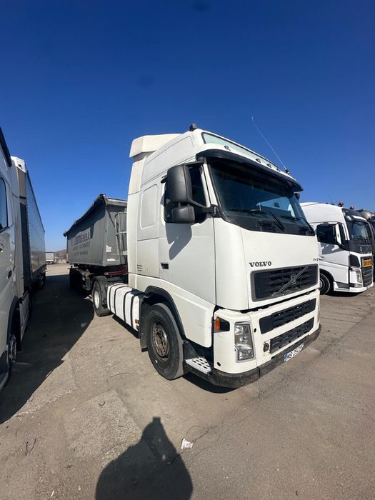 Vand 2xCapT + semiremorca ( de la cap tractor alb)