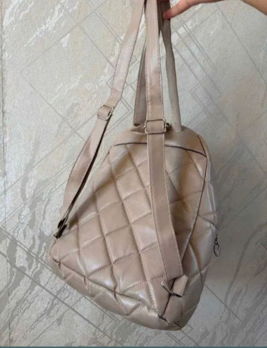 Бежевая сумка рюкзак