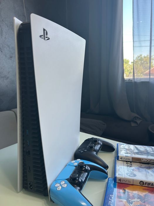 PlayStation 5 , 2 джойстика и подарък 4 игри